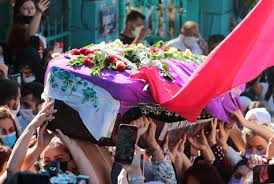 Saldırgan, kapıyı açan kadın görevli deniz poyraz'ı öldürdü. Deniz Poyraz Jin Jiyan Azadi Sloganlari Ile Defnedildi Gazete Karinca