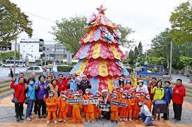 苗栗市公所24到26日一連3天舉辦 2020苗栗耶誕 系列活動 找來七 八年級年輕人玩創意 將客家花布特色與耶誕節結合 打造客家花布耶誕樹 苗栗市公所提供 bad design holiday decor fun slide