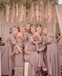 Setelan kebaya tille azkia warna hijau botol modern. 15 Inspirasi Model Baju Kebaya Pagar Ayu Pengantin Muslimah Modern