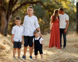Outdoor Family Photography Ideas Family Outfits And Posing Tips Outdoor Family Photography Family Photography Family Picture Outfits