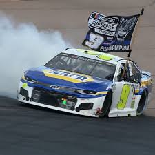 While the number of pit crew members allowed over the wall to. 2 836 Likes 12 Comments Hendrick Motorsports Teamhendrick On Instagram A Burnout Fit For A Champion Nascar Race Cars Chase Elliott Nascar Nascar Racing