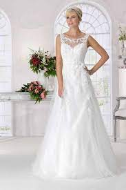 Oft kommen tüll, satin, spitze, organza, taft und mikado zum einsatz. Tres Chic Brautkleider Hochzeitkleider Brautmode Diamore