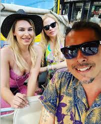 Discover Portugal with us Yulia, a professional guide, and Ivan, a  not-so-professional comedian! We'll take you