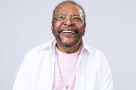 Aos 84 anos, Martinho da Vila reúne a família e amigos em seu novo disco