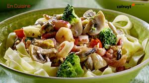 Une recette très simple et rapide à faire ! Recette Tagliatelles Aux Fruits De Mer Lardons Et Legumes A La Creme Colruyt Youtube