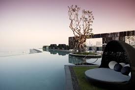 9 Examples Of Infinity Edge Swimming Pools With Amazing Views Pool Designs Pattaya Infinity Pool