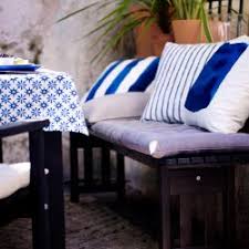Eine Gartenbank U A Mit Kissen Mit Sommar 2016 Kissenbezug In Blau Ikea Outdoor Haus Zubehor Terrassenmobel