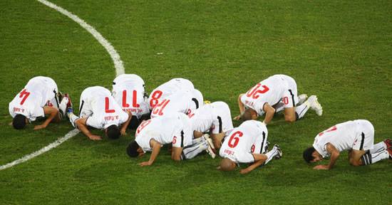 سجود لاعبي منتخب مصر