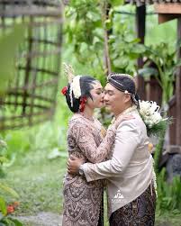 Sedangkan saat ini, foto prewedding top telah semakin ramai dan sudah ribuan yang mengulasnya,misalnya 42 lokasi foto prewedding di jawa timur. Fotografer Pernikahan Wedding Yogyakarta Indonesia