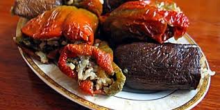 Haşladığımız kurupatlıcanları dolma harcından koyup dolduralım.ağızlarını. Halep Dolmasi Yemek Izle
