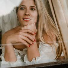 Julia Buchanan's Instagram, Twitter & Facebook