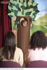 Hola, hace unas semanas estaba frustrada, porq necesitaba una idea para hacer un arbol ya q mi hijo saldria en una obra de teatro y para mi sorpresa, no enco. Young African American Boy In Tree Costume On Stage Ormanlar Faaliyetler Agac