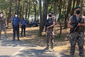 Beykoz'da 3 katlı binanın çatısında çıkan yangın itfaiye ekiplerince söndürülürken, 2 kişi dumandan etkilendi. X Fggv Iyaq Um