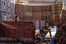 Tas kain tenun menjadi aksesoris khas masyarakat indonesia yang kini sudah banyak dikenal secara luas. Tenun Ikat Sikka Tenun Pertama Yang Dilindungi Kekayaan Intelektualnya