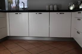 Die richtige sockelleiste für ihre küche, bad oder saunabereich spritzwasserfest verleimt auch im beliebten hamburger profil verfügbar geeignet zur feuchtebeständigen heizrohrverkleidung. Kuchen Sockelleiste Aus Aluminium Mit Inox Oberflache Pe Systeme Aluminiumteile Fur Messebau Buro