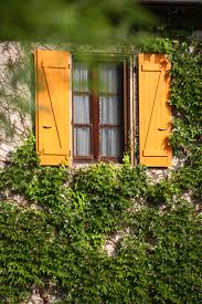 Volets Battants Jaunes En Bois Persienne Volet Battant Maison Style