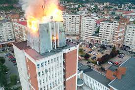 The majority of its territory lies within the historical region of banat, with a few northeastern villages considered part of transylvania. Video Foto Audio Incendiu La Consiliul JudeÅ£ean Caras Severin FlÄƒcÄƒrile Au Mistuit Acoperisul Radio Romania ReÈ™iÈ›a