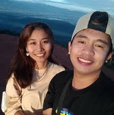 Trying new restaurants together is a love language 🎨 mumucomico