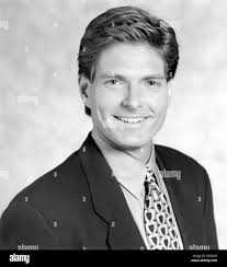 EXTRA (aka EXTRA: THE ENTERTAINMENT MAGAZINE), co-host Brad Goode, (1996),  1994-. © E! Network