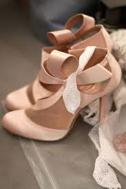 Retrouvez notre sélection de chaussures et maroquineries dédiée aux cérémonies et mariages, que ce soit le. Epingle Par Jacque Reid Sur Pink Chaussure Mariage Chaussures Mariee Chaussures Folles