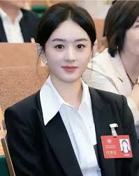 荧幕上光彩照人的#赵丽颖，曾经只是一个来自农村的平凡女孩。但她凭借着不服输的韧劲和对梦想的执着，一路披荆斩棘，最终逆袭成为娱乐圈顶流，演绎了一段令人惊叹的传奇故事。#zhaoliying