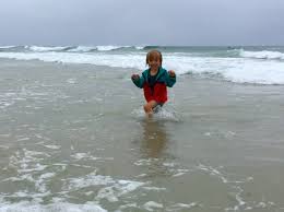 De helft van de surfers loopt er blootsvoets, woont in een busje op een parking aan het strand en geniet. Hippies Hipster Surfbretter Warum Byron Bay Mit Kind So Gefahrlich Ist