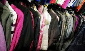 Jadinya kami bertiga rotate la pakai baju sejuk yang sama. Kedai Bundle Baju Winter Murah Mama Kembar Tiga