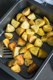 Irish Style Roasted Potatoes With Herbs And Olive Oil Recipe In 2020 Roasted Potatoes Potatoes Irish Potatoes