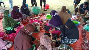 Yang pertama, agihan adalah sesama umat islam. Muslimat Agih Daging Korban Santuni Mosway