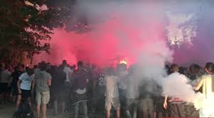 Born 12 january 1985) is a spanish professional footballer who plays as a midfielder for italian club fiorentina. Fiorentina Fans Beg Borja Valero Not To Leave The Club Outside His Apartment Fourfourtwo