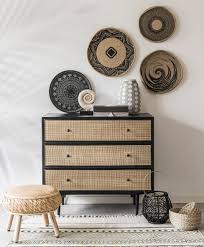 Petit Coin Dans Le Salon Ambiance Boheme Noir Et Blanc Avec Beige Commode Style Ethnique Ete Petit Pouf En Bois Avec Tres Home Decor Rattan Furniture Furniture
