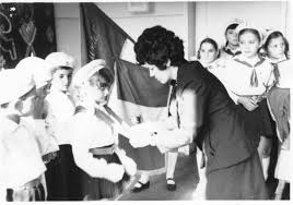 Invatamantul romanesc in perioada comunista. Foto Prima Zi De ScoalÄƒ In Comunism Cum Era ViaÅ£a Cu Manuale Unice UniformÄƒ Obligatorie Si MuncÄƒ PatrioticÄƒ Pe Camp Alba24