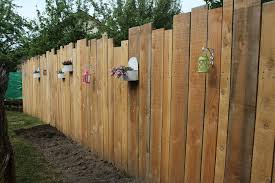 Construire Palissade Bois Claustra Bois Vertical Cloture Exterieur Pas Cher Palissade Bois Constr In 2020 Fence Design Backyard Landscaping Designs Unique Fence Ideas