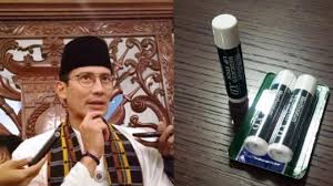 Pelembab bibir, memiliki ukuran mini dengan manfaat multiguna, untuk bibir tetap nampak sehat terawat, terdapat kandungan triple moisture. Akhirnya Terjawab Ini Merk Dan Harga Pelembab Bibir Sandiaga Uno Tribunnews Com Mobile