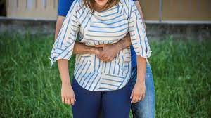 Kendi kendimize heimlich manevrası yapmak son derece zor ve korkutucudur ancak bu anda sakin olarak soluk borumuzu daha kolay açabiliriz. Heimlich Manevrasi Nedir Nasil Yapilir Saglik Haberleri Ntv