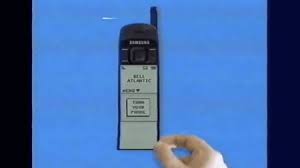 Accede a una selección de juegos de ensueño. Esta Gloriosa Version Imaginaria Del Galaxy Fold De Los 90s Es Una De Esas Joyas Que Solo Se Encuentran En Internet