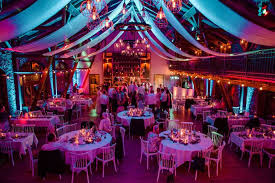 Winterzauber Fur Ihre Hochzeit In Der Hof Frien Festscheune Hochzeitslocation Hochzeit Schnee Hochzeit