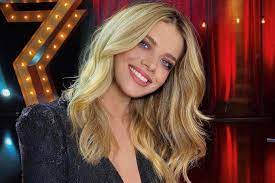 Oamenilor din limba română le place să urmărească toate emisiunile tv kanal d în timpul liber. Alexandra Dinu Este Noua JuratÄƒ A Show Ului Romanii Au Talent Momente Greu De Uitat In Prima EdiÈ›ie Stirileprotv Ro