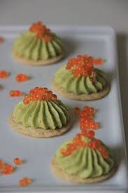 Une Recette Tres Simple J Utilise Des Petits Toasts N A Au Poivre Qui Sont Moins Gras Que Les Crakers Et Qui Ont Une Guacamole Oeufs De Saumon Aperitif Oeuf