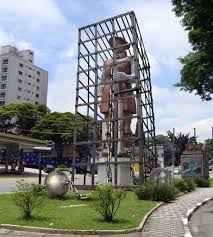 Inaugurada em 1963, de autoria de júlio guerra, retrata o explorador de barba, chapéu e arma na mão. Waldo Bravo