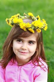 Soñar Despierto Chica Con Diente De León Corona Foto de stock y más banco  de imágenes de Aire libre