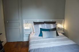Tête de lit en bois de pin de galice naturel, fait à la main à barcelone, imprimé avec estampage géométrique en tons marrons et style nordique. Optimiser Une Petite Chambre Nos Astuces Gain De Place Cote Maison