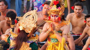 Tari kecak adalah sebuah tarian tradisional masyarakat yang di ciptakan sejak tahun 1930 oleh seniman bali yang bernama wayan limbak. Kecak Dance Bali All Things You Need To Know Before Watching