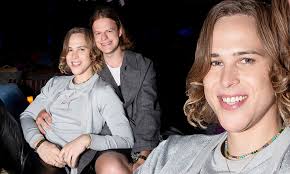 Dorfman is queer.dorfman and peter zurkuhlen became engaged in april 2015 and married in portland, maine, on november 12, 2016. Flsvnaiexoxmnm