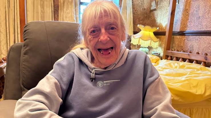 Coronation Street legend Julie Goodyear seen in rare picture after dementia  diagnosis | Wales Online