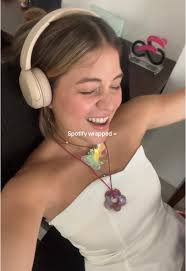 Isabella Jimenez (@isabellamente)