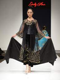 Desain baju batik pria bernuansa etnik tionghoa (foto: Uniknya Kain Etnik Nusantara Dalam Sentuhan Modern Lindy Ann Fashion Beauty Liputan6 Com