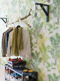 Un Dressing Nature Cree A Partir D Une Jolie Branche D Arbre Recuperee Sur Fond De Papier Peint Aux Motifs D Papier Peint Papier Peint Vinyle Fond De Papier
