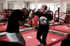 La boxe anglaise, aussi appelée le noble art, est un sport de combat dans lequel deux adversaires, de même catégorie de poids et de même sexe, se rencontrent sur un ring, munis de gants rembourrés afin de limiter le risque de coupure, et s'échangent des coups de poing, portés au visage et au buste. Combat De Boxe En Direct Gratuit A Viva Bath Boxe 2x20g