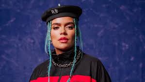 La estrella del reguetón sigue un programa que consiste en hacer cardio en ayunas cada mañana y ejercicios de. Karol G Deja Que Su Mama De Tome Fotos En La Playa Diario Que